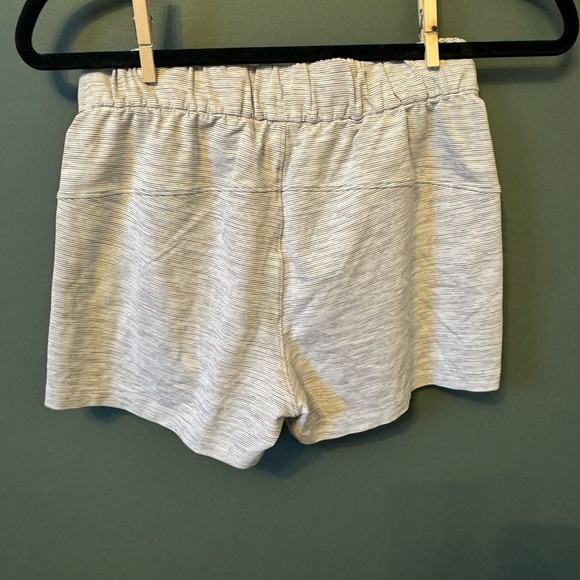 Lululemon On The Fly Short *2.5" Size 4 - Picture 5 of 7
